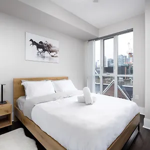 Dwtn Near Cn Tower! W/ Free Parking Apartment